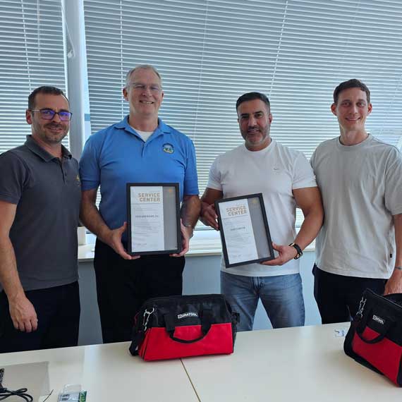 Mark et Kemal reçoivent leur certificat après l'atelier de service